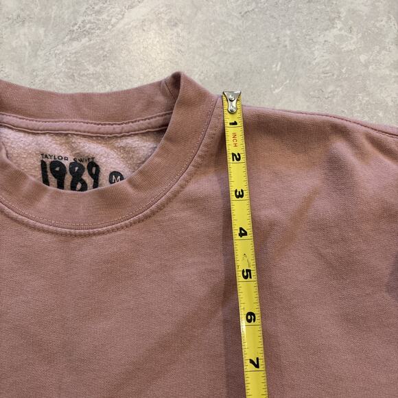 Taylor Swift 1989 Taylor’s Version Pink Crewneck Sz Medium Crew Neck Sweatshirt - Picture 8 of 9